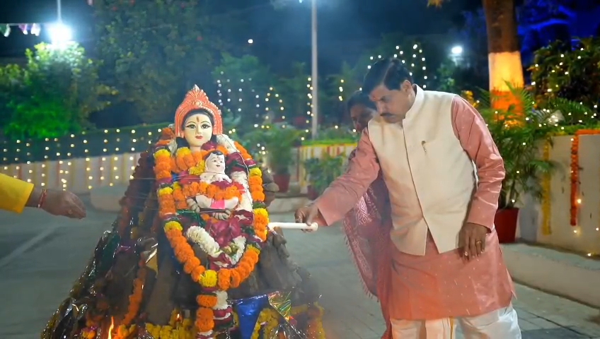 भोपाल में मुख्यमंत्री निवास पर मुख्यमंत्री ने परिवार संग होलिका उत्सव मनाया 