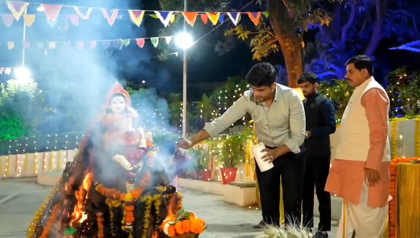 भोपाल में मुख्यमंत्री निवास पर मुख्यमंत्री ने परिवार संग होलिका उत्सव मनाया 
