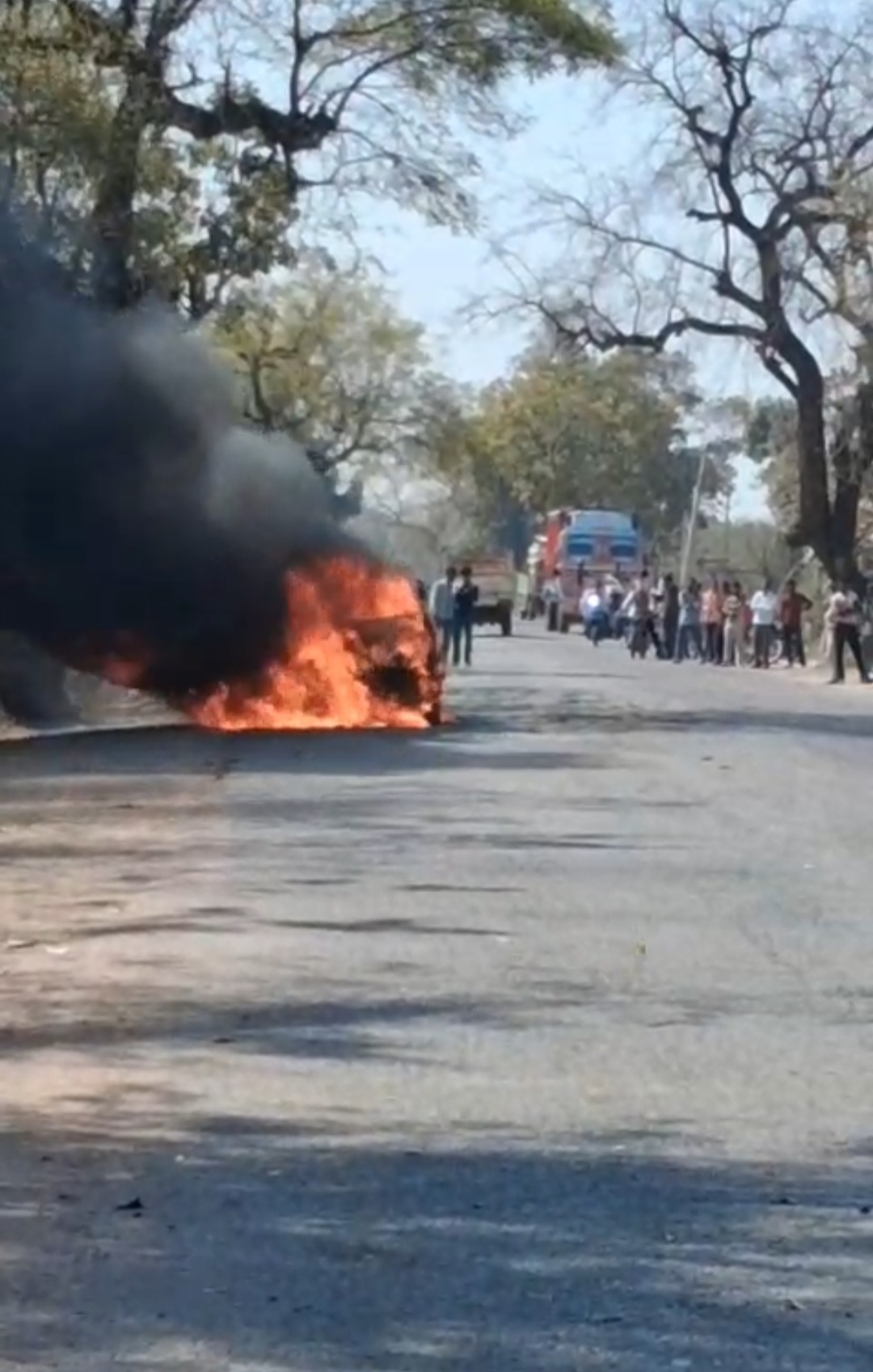 *बड़ी खबर छतरपुर*  पन्ना-छतरपुर नेशनल हाईवे,चंद्रनगर के पास चलती कार में लगी भीषण आग।  शॉर्ट सर्किट से आग लगने का बताया जा रहा कारण