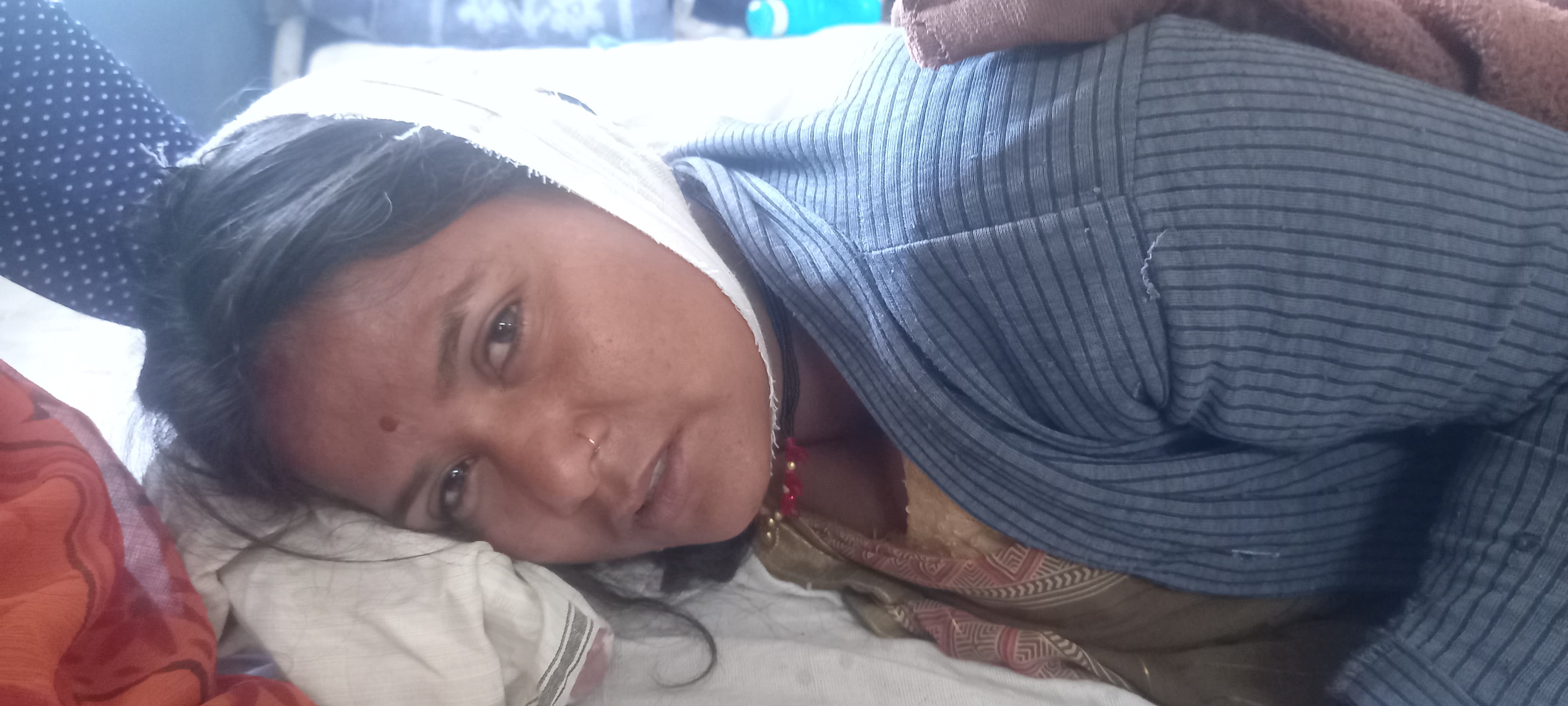 ससुर ने की बहु पर कुल्हाड़ी से किया वार, गंभीर हालत में अस्पताल में भर्ती