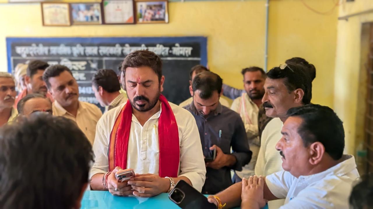 गेहूं के पंजीयन ना होने के कारण हनुमान जी पहुंचे सेवा सहकारिता समिति मोगरा 