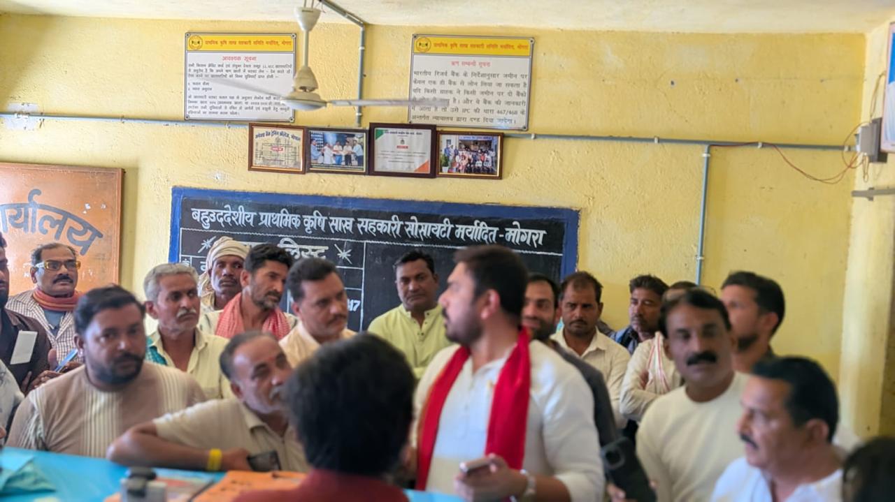 गेहूं के पंजीयन ना होने के कारण हनुमान जी पहुंचे सेवा सहकारिता समिति मोगरा 