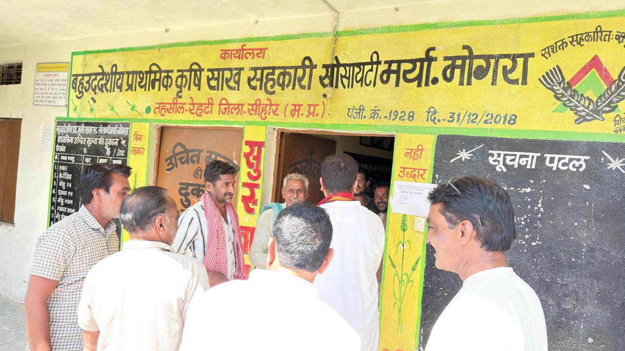 गेहूं के पंजीयन ना होने के कारण हनुमान जी पहुंचे सेवा सहकारिता समिति मोगरा 