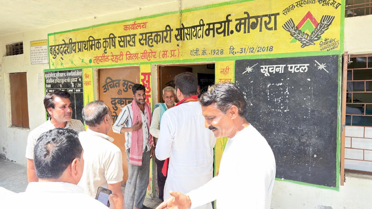 गेहूं के पंजीयन ना होने के कारण हनुमान जी पहुंचे सेवा सहकारिता समिति मोगरा 