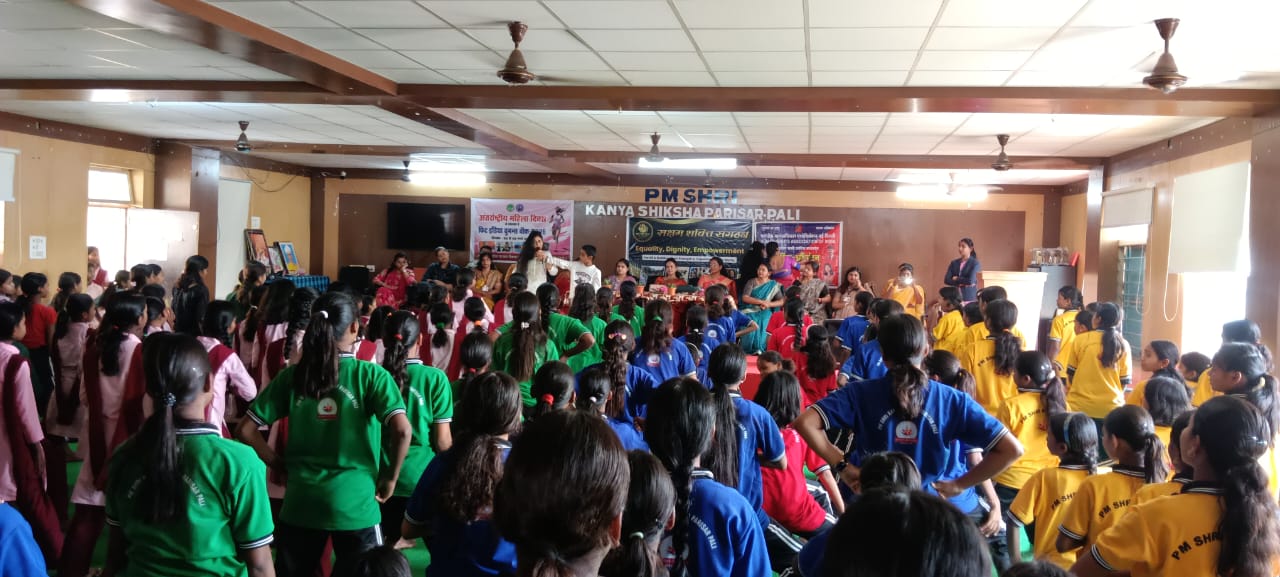 अंतरराष्ट्रीय महिला दिवस पर पाली में जागरूकता कार्यक्रम: योग से छात्राओं को मिला स्वास्थ्य का संदेश