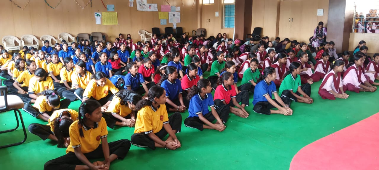 अंतरराष्ट्रीय महिला दिवस पर पाली में जागरूकता कार्यक्रम: योग से छात्राओं को मिला स्वास्थ्य का संदेश