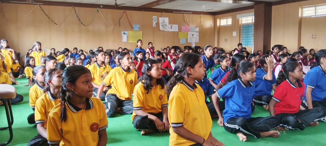 अंतरराष्ट्रीय महिला दिवस पर पाली में जागरूकता कार्यक्रम: योग से छात्राओं को मिला स्वास्थ्य का संदेश