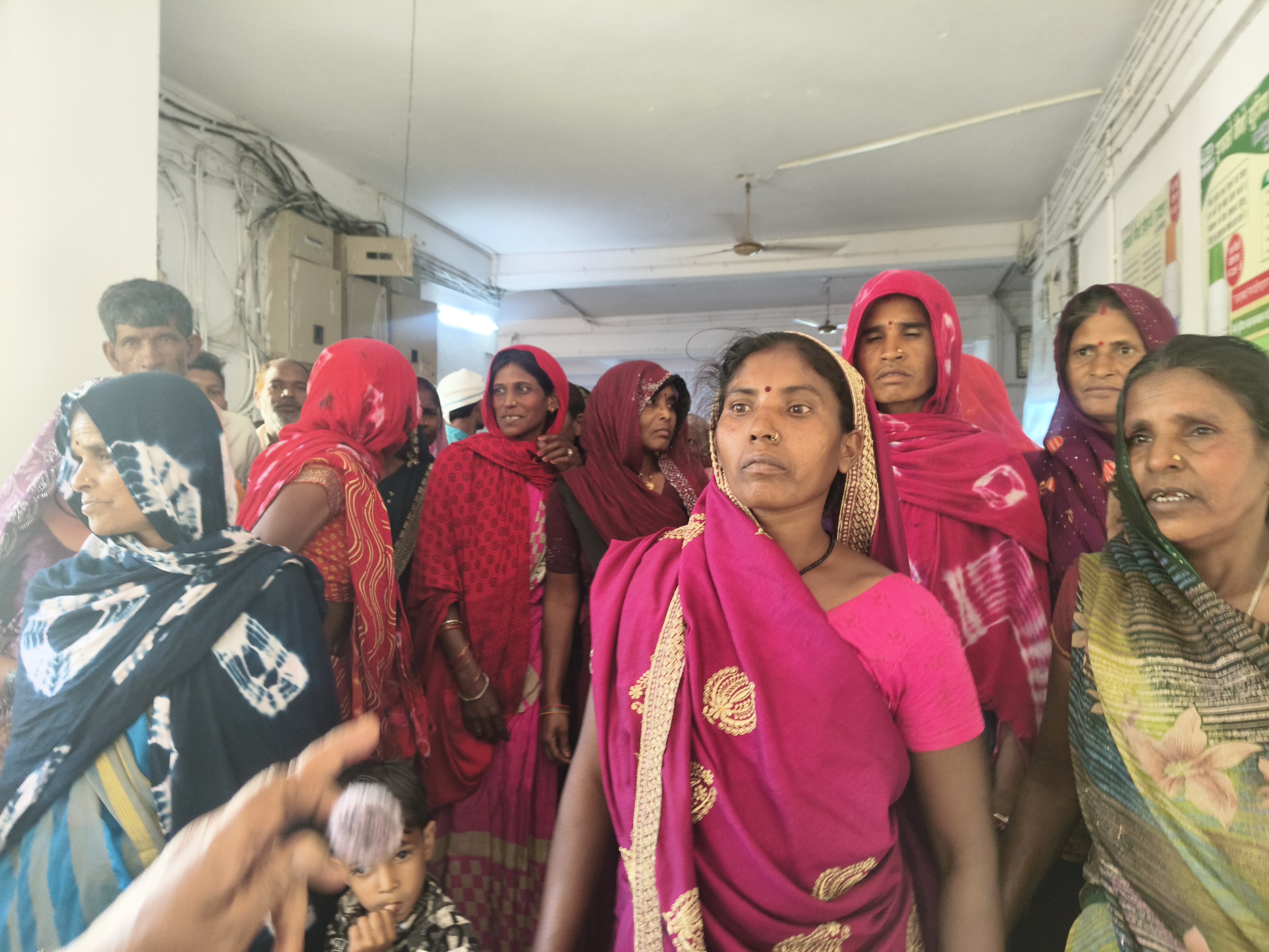 लाड़ली बहना के पैसों से शराब पी रहे पति, ग्राम चांदपुर की महिलाओं ने अवैध शराब के खिलाफ उठाई आवाज कलेक्टर से की शिकायत