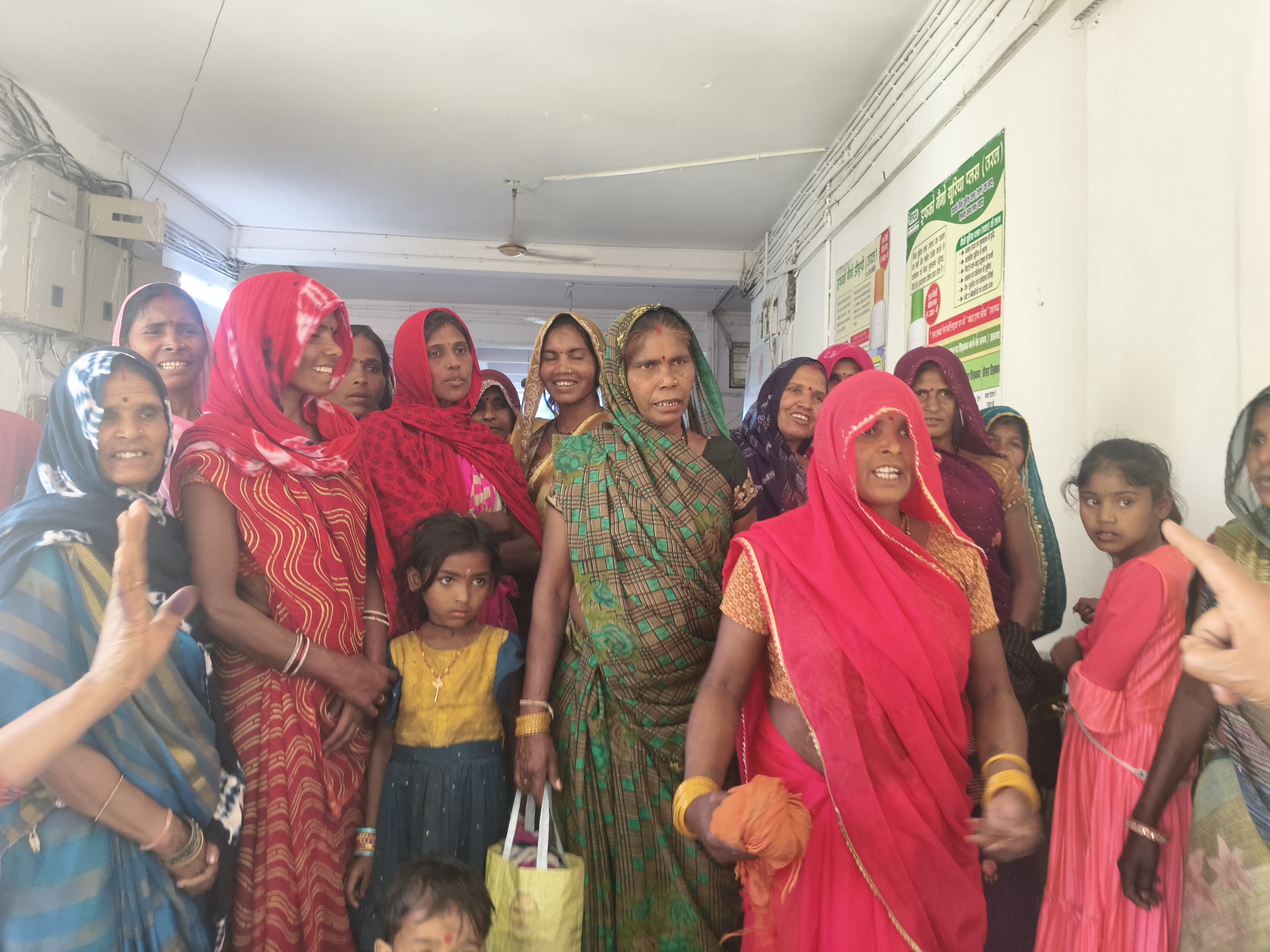 लाड़ली बहना के पैसों से शराब पी रहे पति, ग्राम चांदपुर की महिलाओं ने अवैध शराब के खिलाफ उठाई आवाज कलेक्टर से की शिकायत