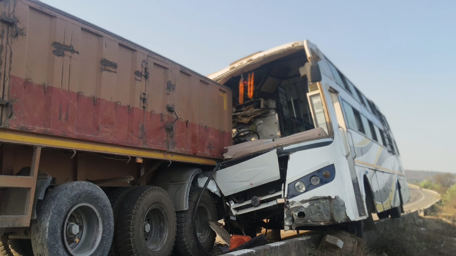 सोहगी में खड़े ट्रेलर से बस की भीषण टक्कर दर्जनों घायल