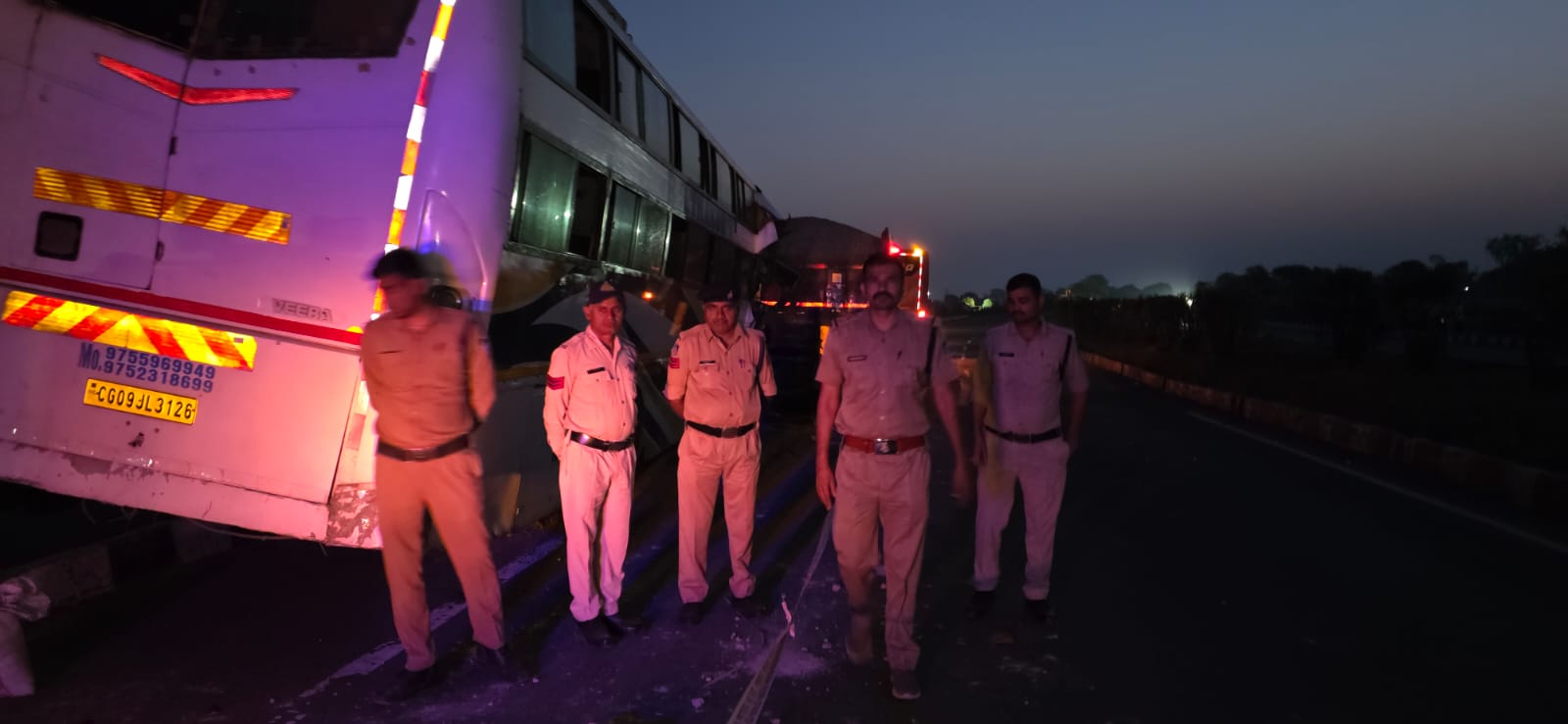 सोहगी में खड़े ट्रेलर से बस की भीषण टक्कर दर्जनों घायल