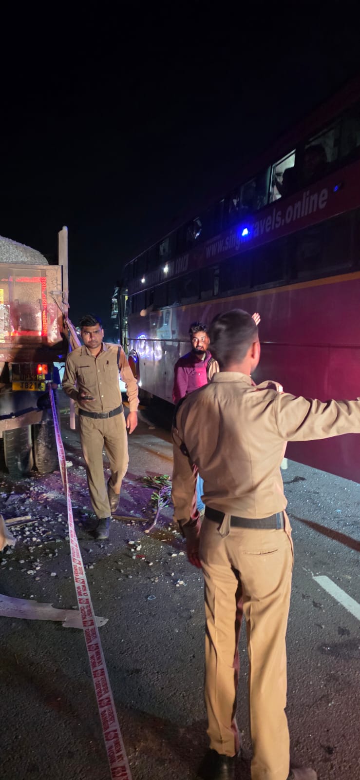 सोहगी में खड़े ट्रेलर से बस की भीषण टक्कर दर्जनों घायल