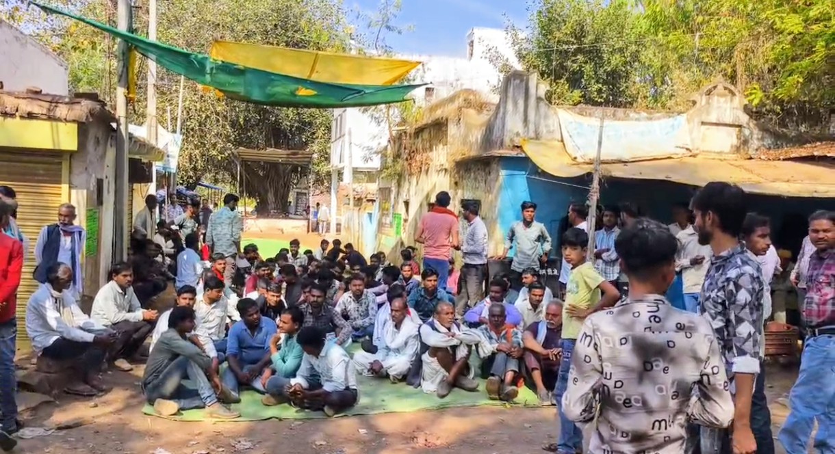 ग्रामीणों का सड़क निर्माण के लिए जोरदार प्रदर्शन,बाजार बंद कर धरने पर बैठे मड़ियादो के ग्रामीण
