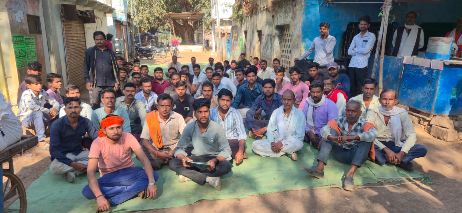 ग्रामीणों का सड़क निर्माण के लिए जोरदार प्रदर्शन,बाजार बंद कर धरने पर बैठे मड़ियादो के ग्रामीण