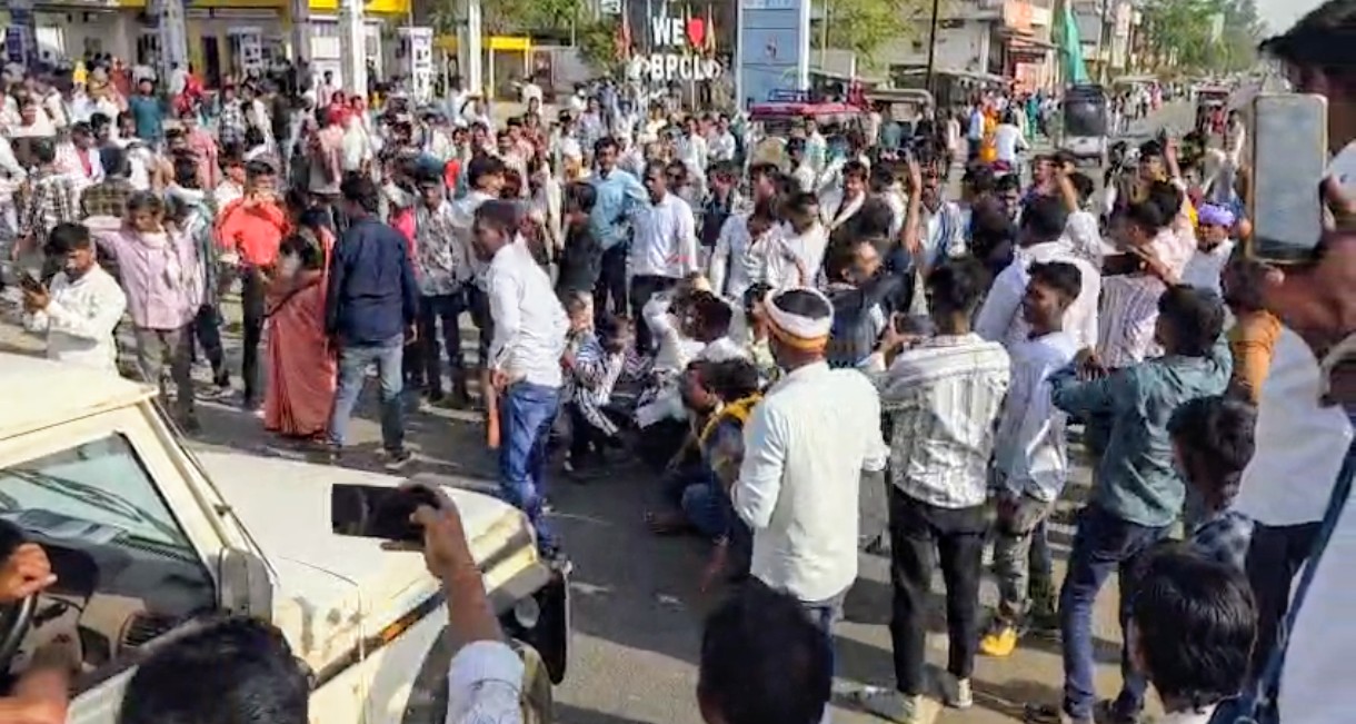 दमोह में वर-वधु परिचय सम्मेलन में हंगामा,वर पक्ष को नही दिखाई लड़की तो भड़क उठे लोग, लोगों ने लगाया जबलपुर हाईवे पर जाम...