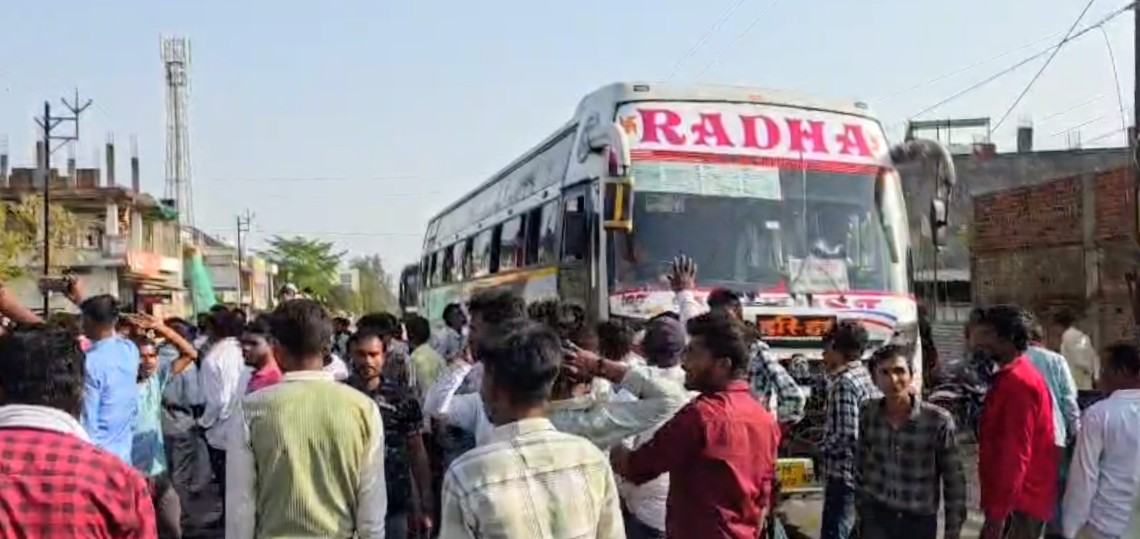 दमोह में वर-वधु परिचय सम्मेलन में हंगामा,वर पक्ष को नही दिखाई लड़की तो भड़क उठे लोग, लोगों ने लगाया जबलपुर हाईवे पर जाम...
