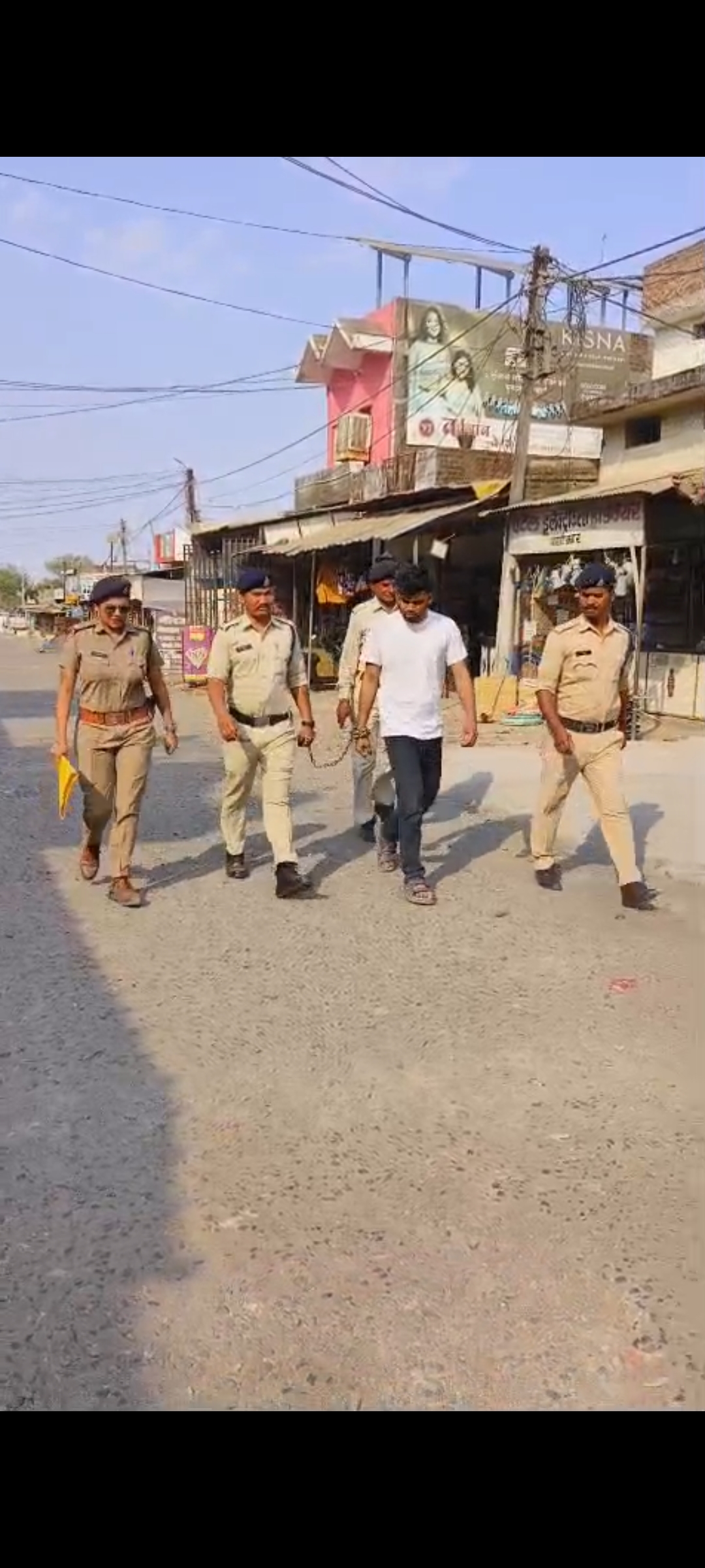 फर्जी सोशल मीडिया आई डी बनाकर युवतियों को करता था ब्लैकमेल