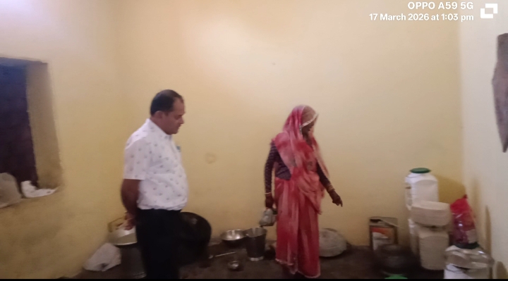 स्कूल बंद शिक्षक नदारत,तहसीलदार ने स्कूल की रसोई की देखी व्यवस्थाएं