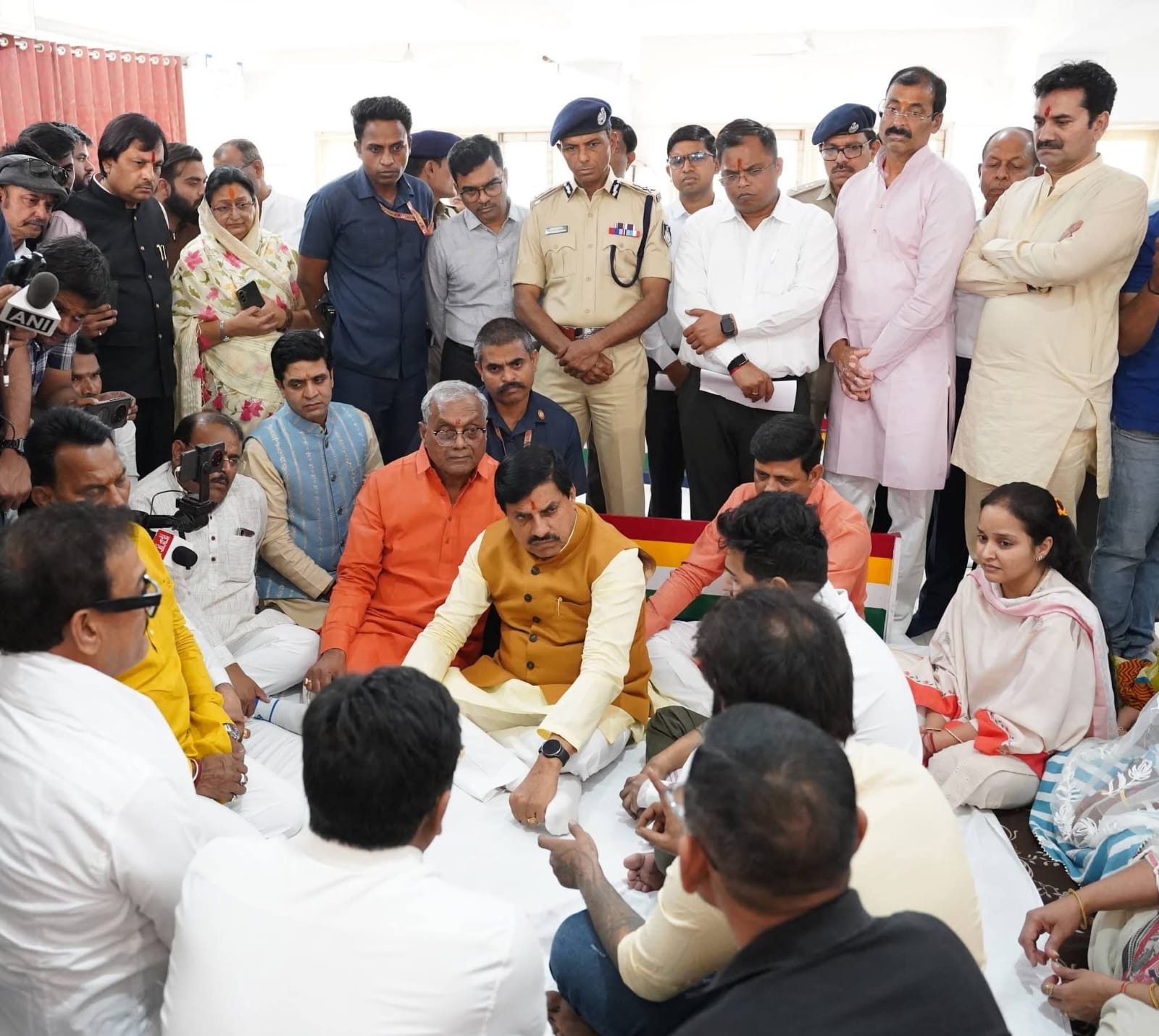 इंदौर अग्निकांड के पीडि़त के परिवार से CM मोहन यादव मिले, दिया सांत्वना 