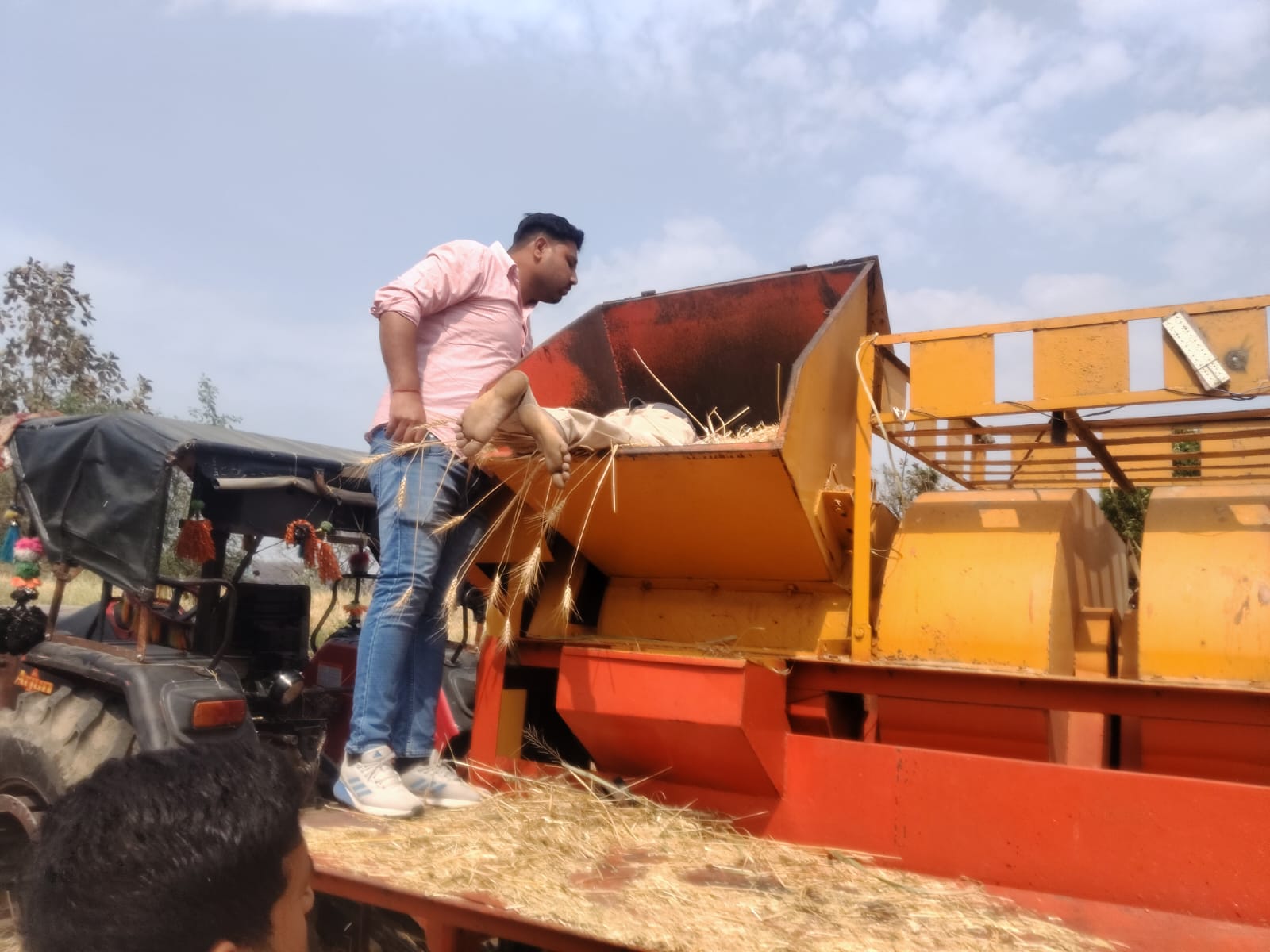 बाड़ी में थ्रेसर मशीन में फंसा किसान गर्दन धड़ से हुई अलग गेहूं की फसल निकालते समय हादसा 