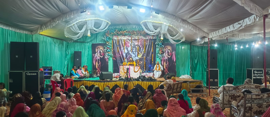 अजामिल चरित्र के साथ साथ प्रहलाद की जीवनी में प्रकाश डालते हुए कथा के सार का वर्णन किया