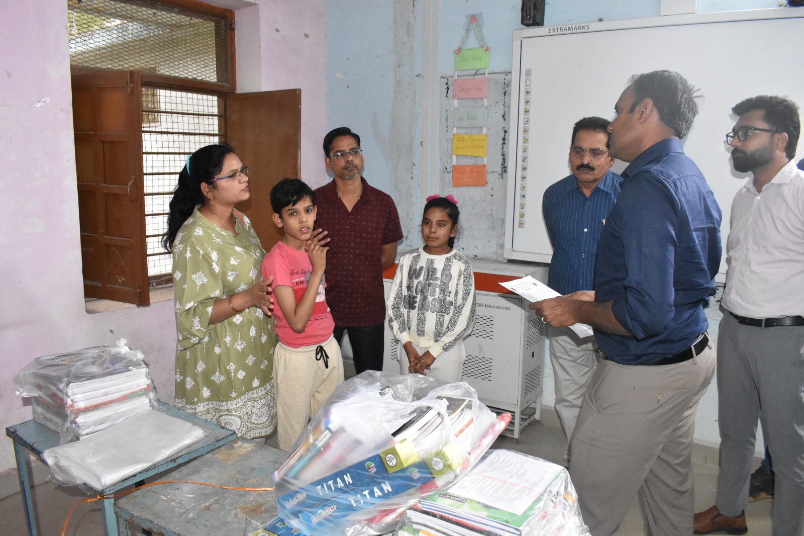 कलेक्टर ने किया 6 दिवसीय पुस्तक मेले का शुभारंभ  एक ही छत के नीचे उपलब्ध पुस्तकें, स्टेशनरी और यूनिफॉर्म - कलेक्टर  कलेक्टर ने पुस्तक मेले म