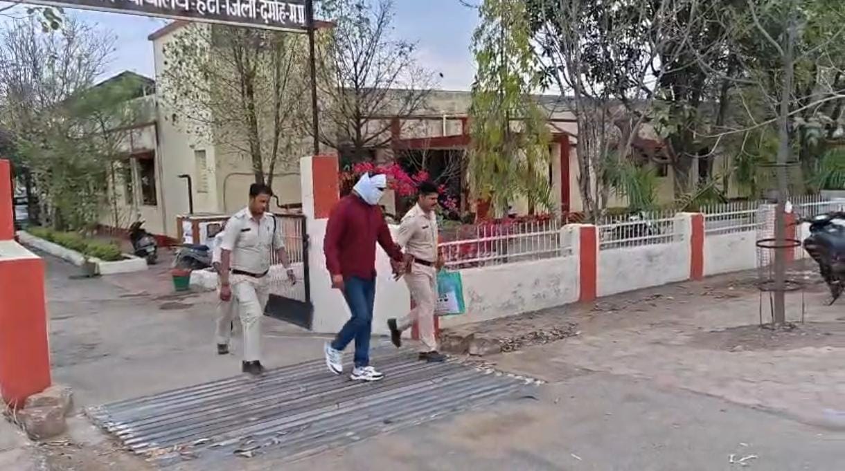 सात साल से फरार 15 हजार के इनामी आरोपी ने हटा न्यायालय में किया सरेंडर,बहुचर्चित देवेंद्र चौरसिया हत्याकांड में है सह अरोपी.