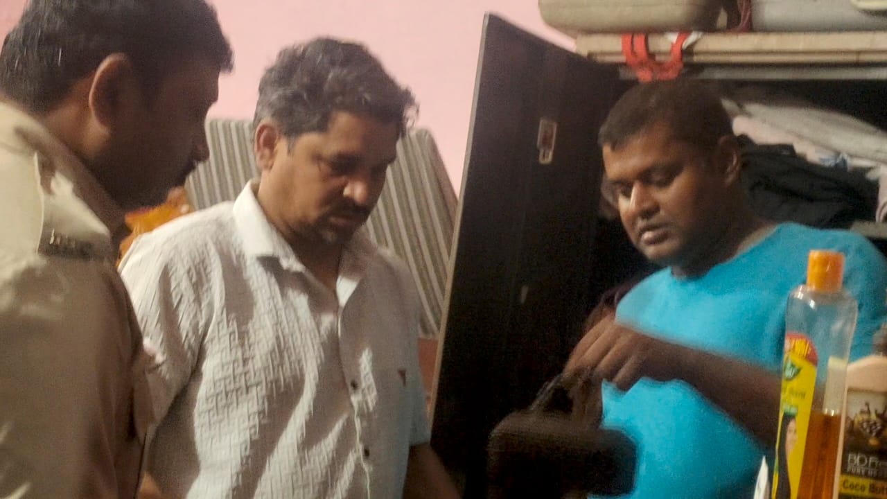 बच्चे कमरे में सोते रहे हो गई लाखो की चोरी