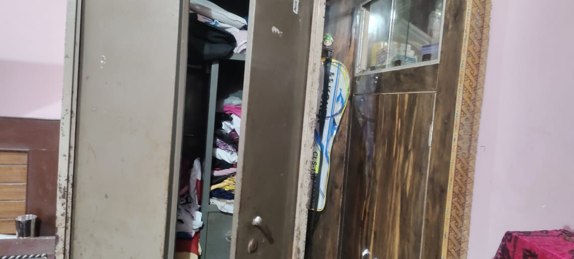 बच्चे कमरे में सोते रहे हो गई लाखो की चोरी