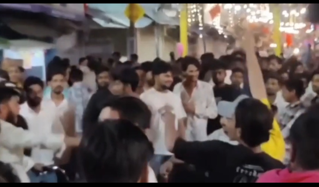#बड़ी_खबर : छतरपुर में श्रीराम नवमी की शोभायात्रा के दौरान DJ हटवाने को लेकर व्यापारियों में भारी आक्रोश 