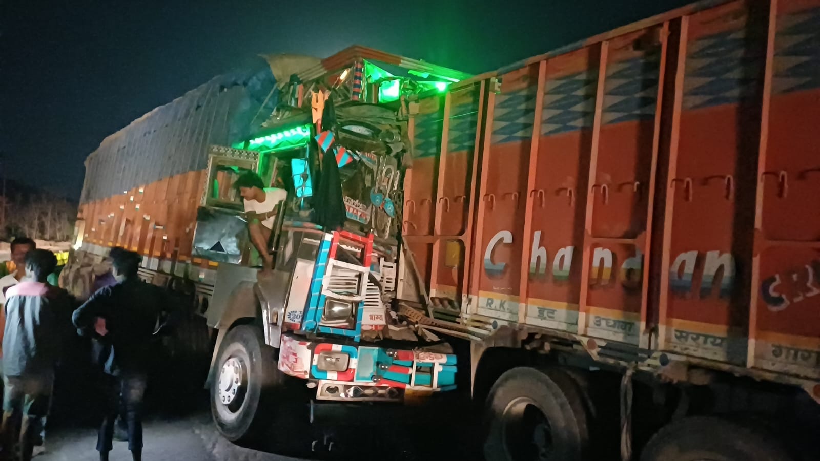 एनएच-30 पर सोहागी पहाड़ में देर रात भीषण सड़क हादसा हो गया। दो ट्रकों की भिड़ंत में एक ट्रक का केबिन पूरी तरह क्षतिग्रस्त हो गया,
