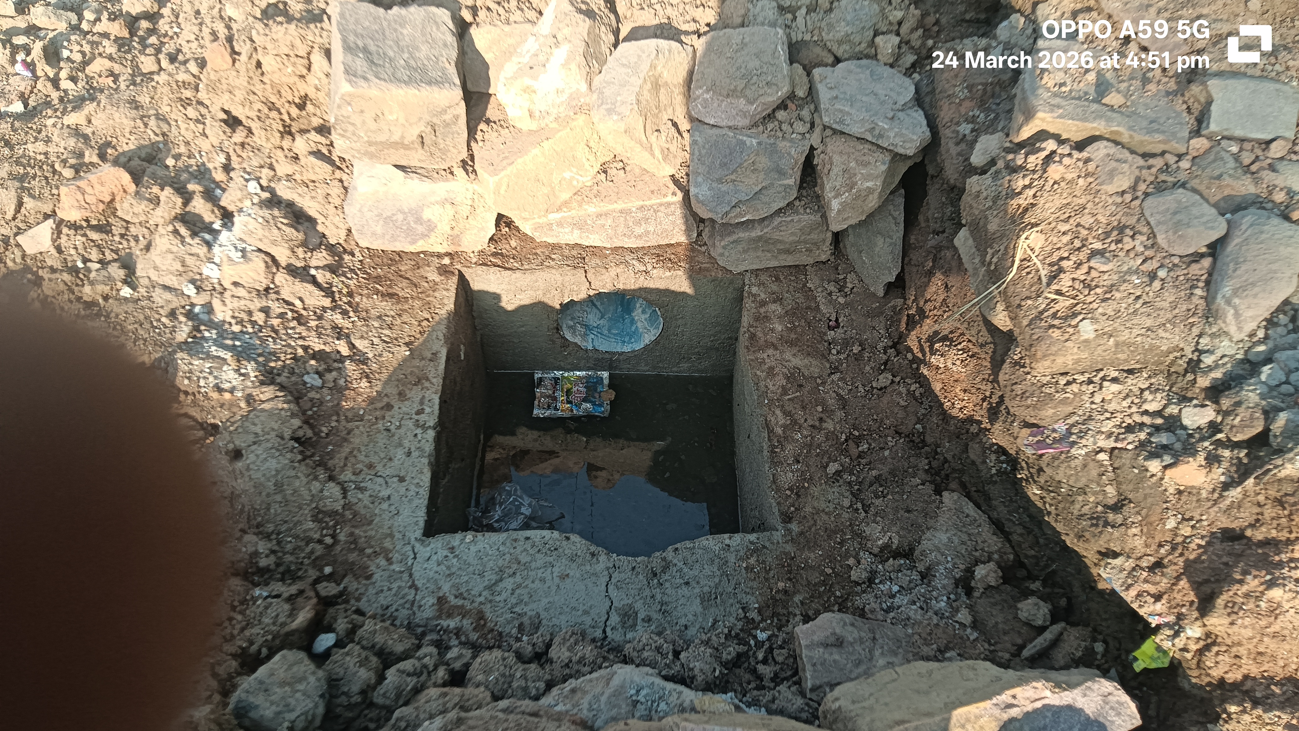 बरेठी गांव में अंडरग्राउंड नाली का कराया जा रहा घटिया निर्माण कार्य  