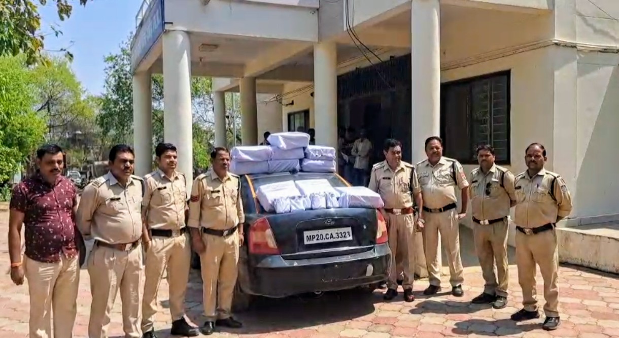 हटा पुलिस की बड़ी कार्रवाई: कार से 10 पेटी अवैध शराब जप्त, चालक फरार