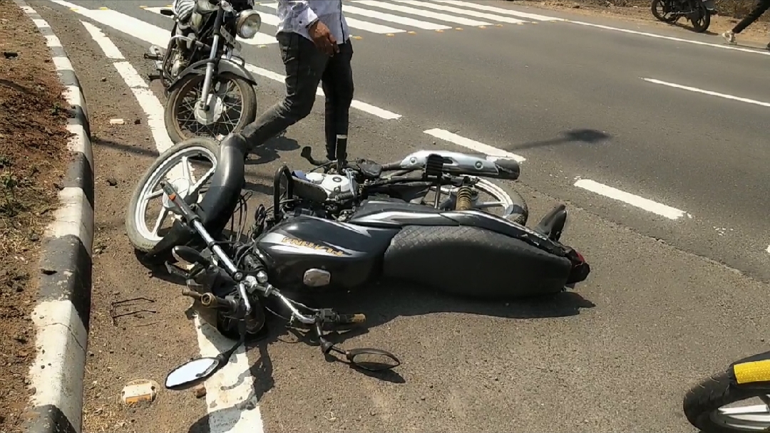 मालथौन हाईवे रोड पर हुआ भीषण सड़क हादसा, कंटेनर ने बाइक को मारी टक्कर बाइक सवार दो महिलाओं की हुई मौत एक व्यक्ति हुआ घायल।