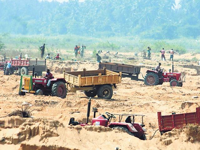 रेत का अवैध कारोबार: महाकाल मिनरल्स के नाम पर नदी-नालों का दोहन