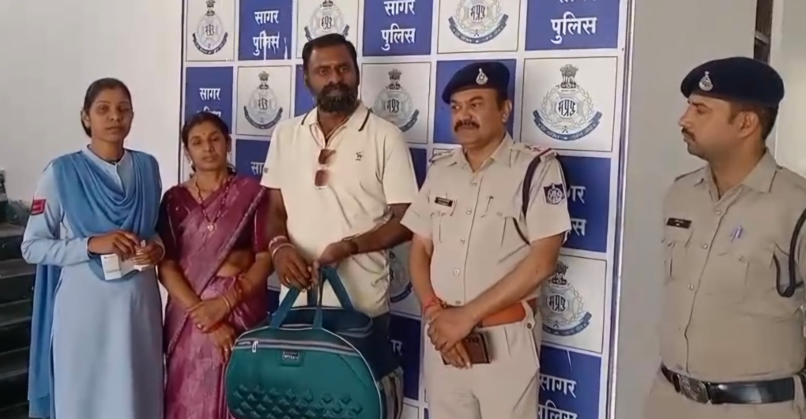 *सीसीटीवी पुलिस कंट्रोल रूम सागर की तत्परता से महिला का खोया बैग 48 घंटे में सुरक्षित बरामद*