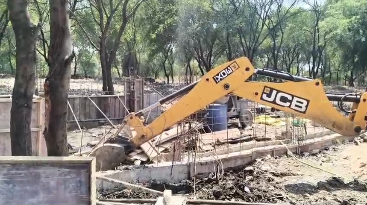 मुक्तिधाम में प्रशासन की जेसीबी कार्रवाई से नागरिकों में असंतोष