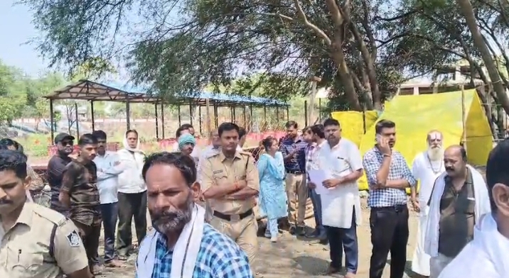 मुक्तिधाम में प्रशासन की जेसीबी कार्रवाई से नागरिकों में असंतोष