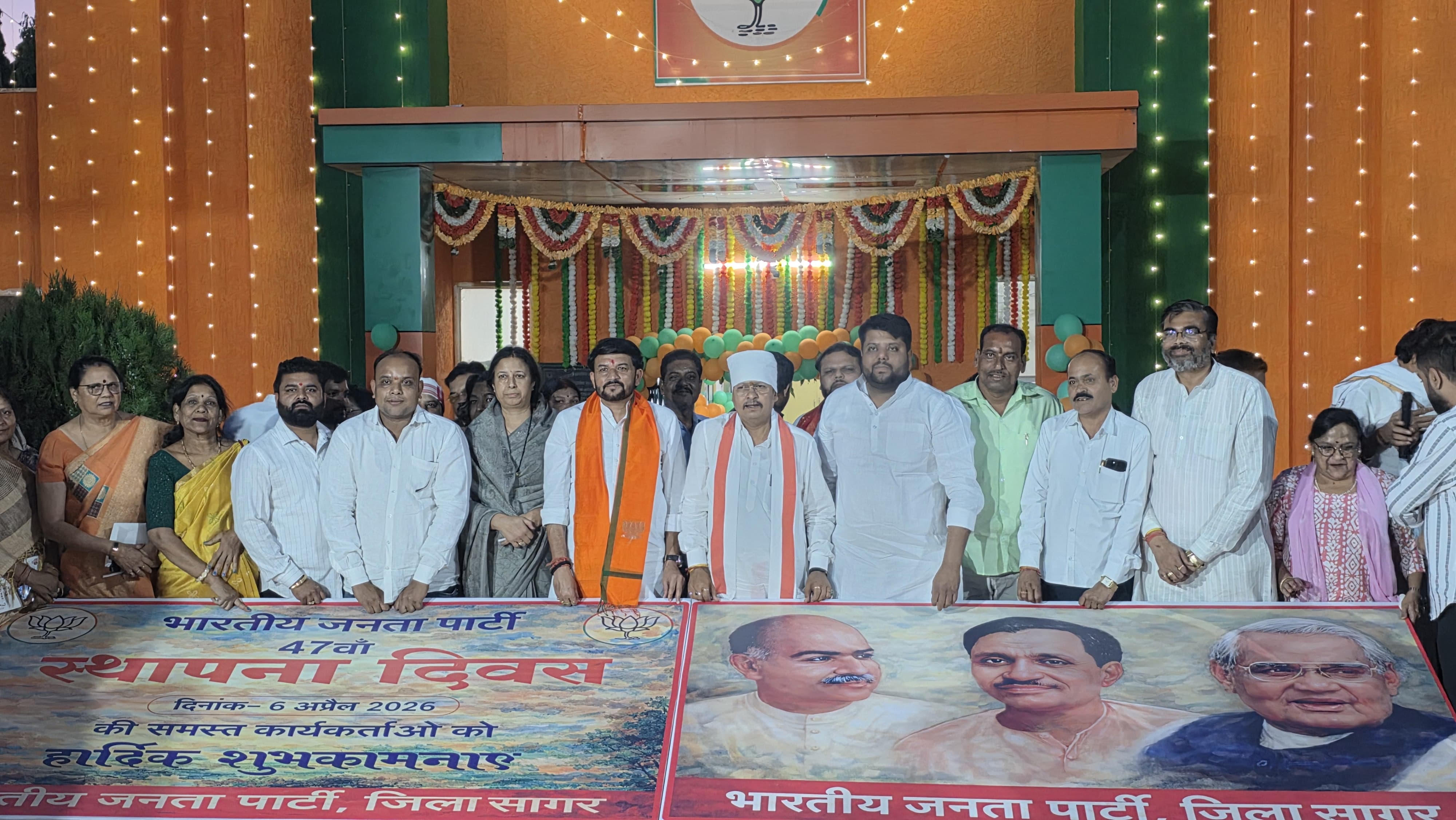 *आकर्षक विद्युत सजावट और दीपों की रोशनी से जगमगा उठा भाजपा कार्यालय* 