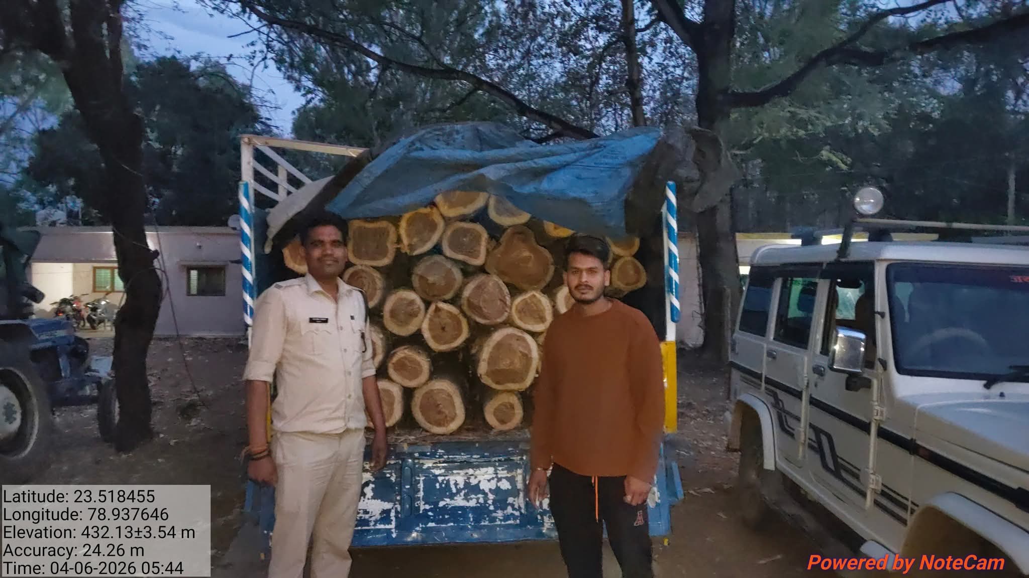 अवैध सागौन तस्करी पर वन विभाग की बड़ी कार्रवाई, पिकअप वाहन सहित आरोपी गिरफ्तार
