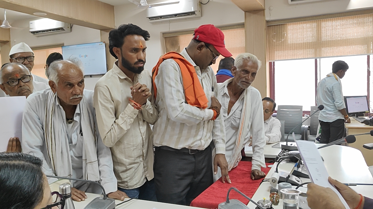 “मंदिर की आय पर बड़ा सवाल: ग्रामीणों का फूटा गुस्सा, ट्रस्ट अध्यक्ष पर गंभीर आरोप!”