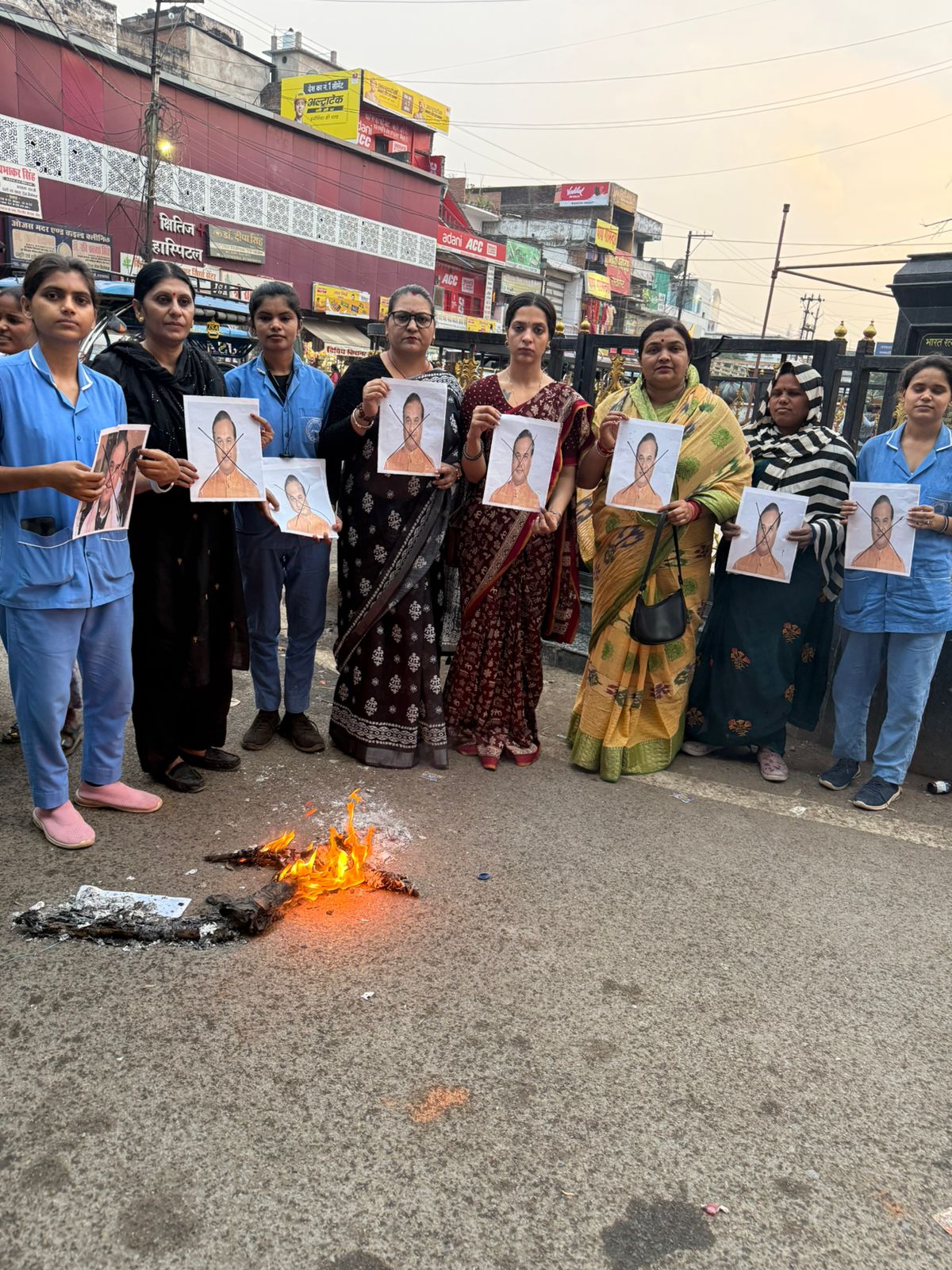 महिला जिला इकाई रीवा कांग्रेस द्वारा हेमन्त बिस्वा शर्मा का पुतला दहन किया गया 