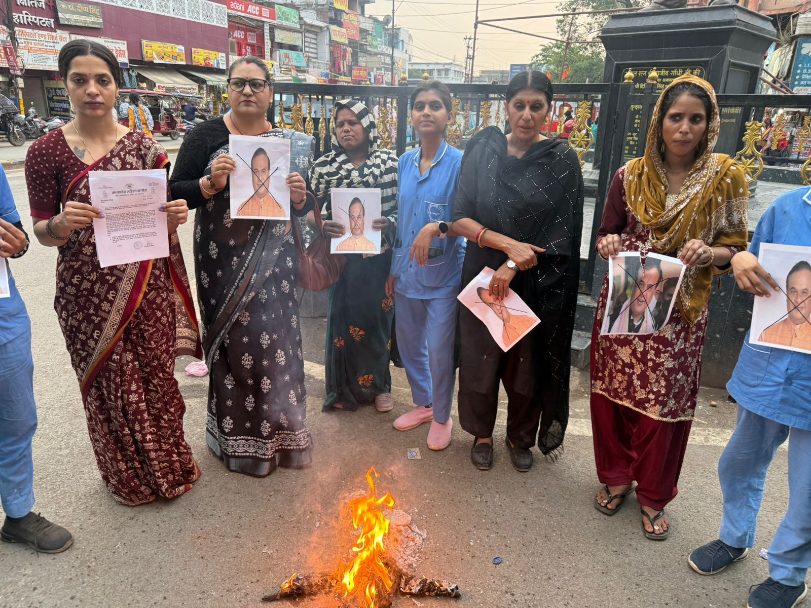 महिला जिला इकाई रीवा कांग्रेस द्वारा हेमन्त बिस्वा शर्मा का पुतला दहन किया गया 