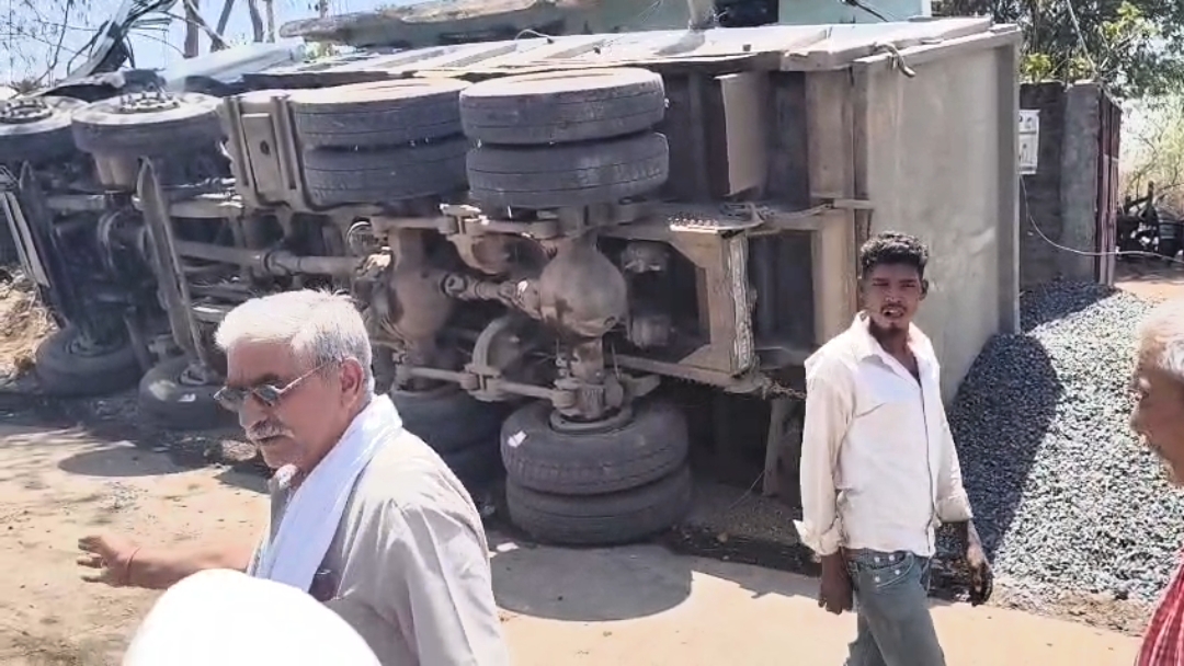 केसली के नारायणपुर में अनियंत्रित होकर पलटा गिट्टी से भरा डंपर, बिजली पोल और मकान को पहुंचाया भारी नुकसान