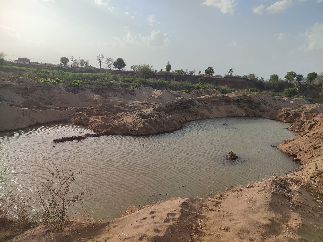  सौसर क्षेत्र के शोभना नदी में रेत खनिज विभाग की निगरानी में हो रही थी दिन-रात छलनी ग्रामीणों ने 181 शिकायत प्रशासन की नींद खुली 
