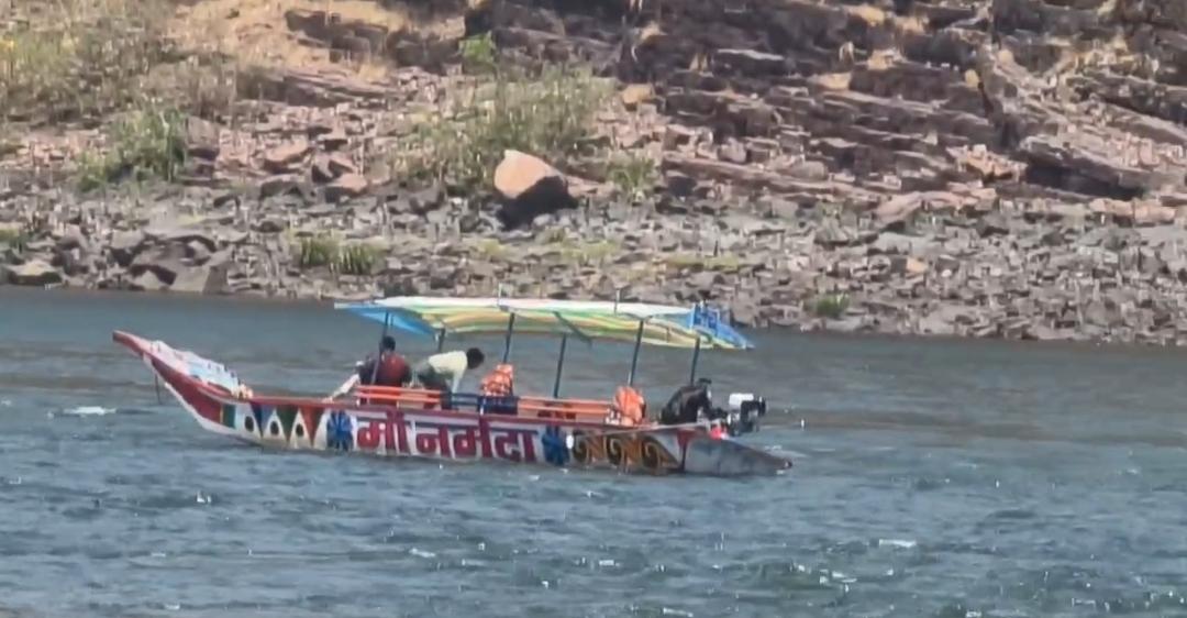 ओंकारेश्वर में नाव पलटी: 10 श्रद्धालु सुरक्षित, 2 गंभीर