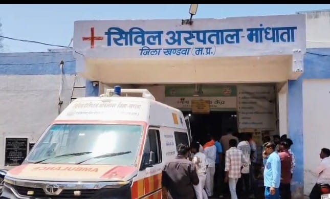ओंकारेश्वर में नाव पलटी: 10 श्रद्धालु सुरक्षित, 2 गंभीर