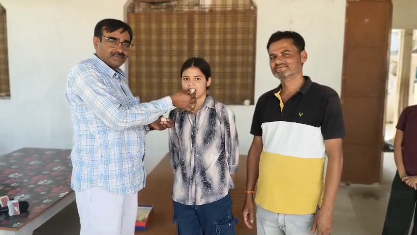 साइकिल पर सवार आर्या की परीक्षा में सफलता की कहानी