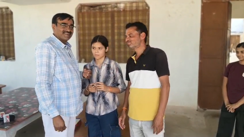 साइकिल पर सवार आर्या की परीक्षा में सफलता की कहानी