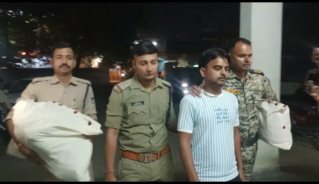 टेकनपुर में संयुक्त कार्रवाई: गांजा तस्करी का भंडाफोड़, एक आरोपी गिरफ्तार डबरा। टेकनपुर क्षेत्र में पुलिस और क्राइम ब्रांच ने संयुक्त कार्रव